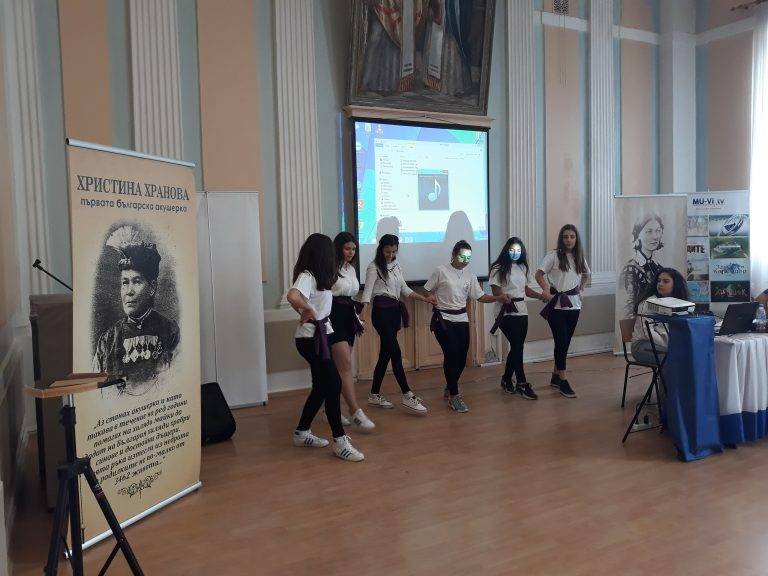 Култура | Ученици и учители почетоха патронния празник на Хуманитарна гимназия