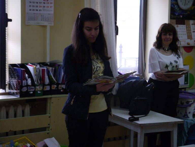 Ученици от Хуманитарна гимназия направиха литературна четене в ДГ “Пролет”