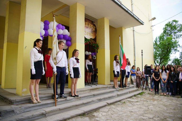 Старопрестолна гимназия по икономика изпрати тържествено   поредния   си випуск