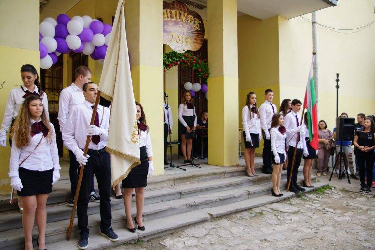 Старопрестолна гимназия по икономика изпрати тържествено   поредния   си випуск