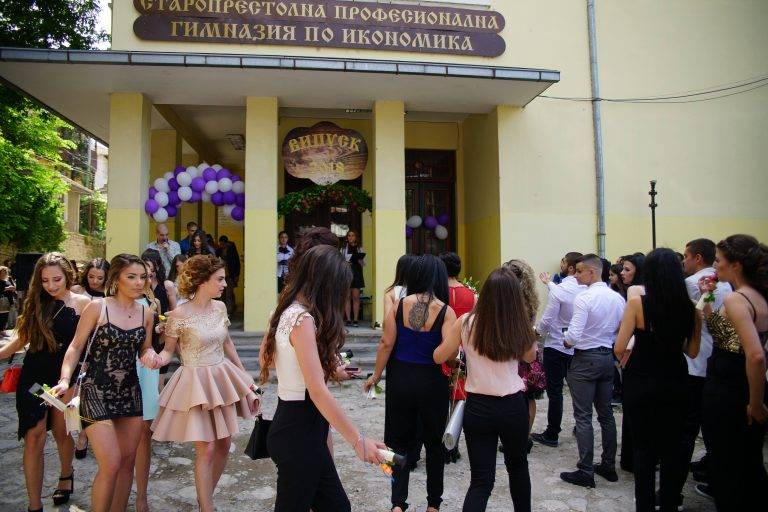 Старопрестолна гимназия по икономика изпрати тържествено   поредния   си випуск