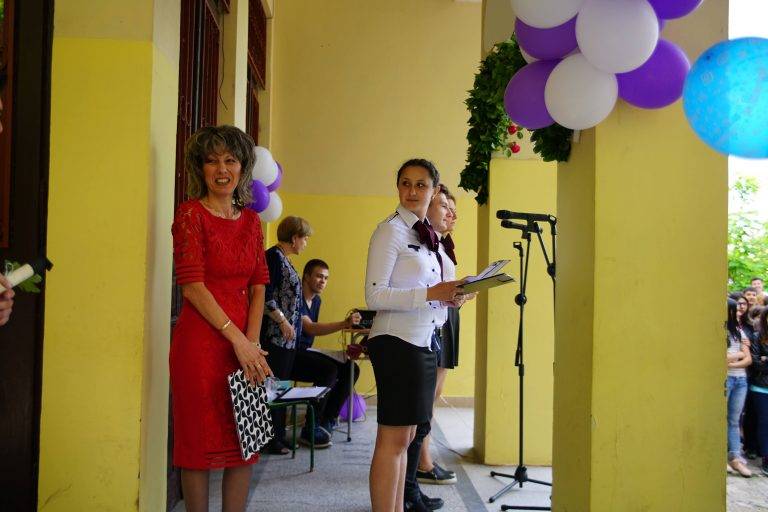 Общество | Старопрестолна гимназия по икономика изпрати тържествено   поредния   си випуск