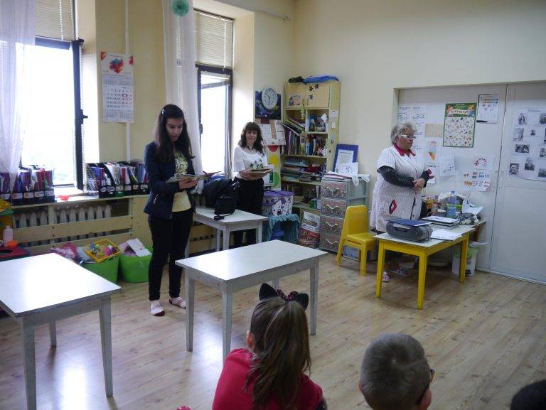 Ученици от Хуманитарна гимназия направиха литературна четене в ДГ “Пролет”