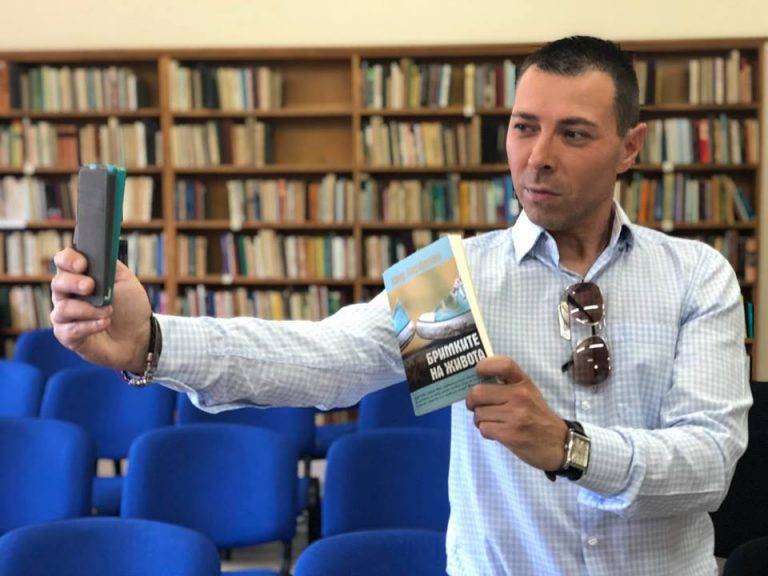 Кампания “Селфи с книгата, която чета в момента” започна във В. Търново