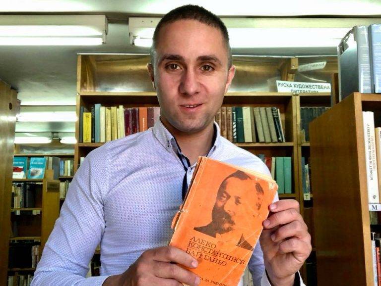 Култура | Кампания “Селфи с книгата, която чета в момента” започна във В. Търново