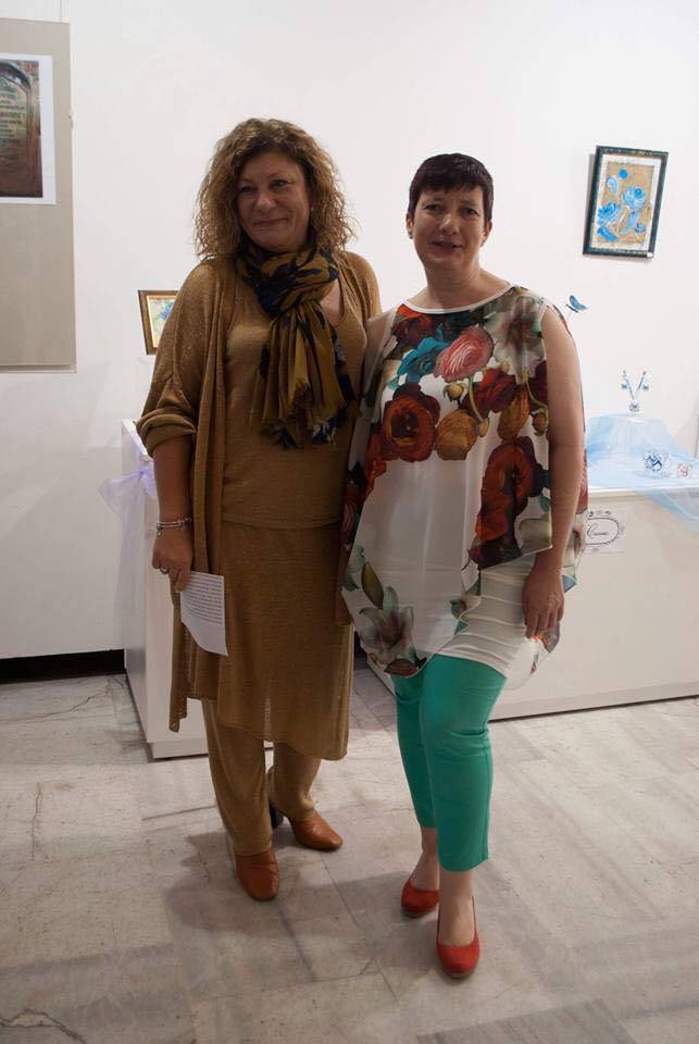 Култура | Магията на стъклото и шевицата събраха в изложба Мила Милчева и Снежана Данева