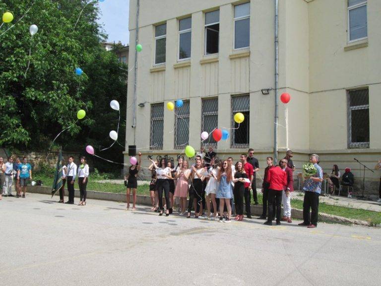 В ПГ по туризъм 89 абитуриенти изпратиха училищното знаме