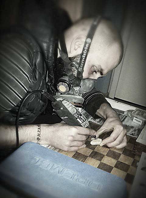 Общество | Християн Чакъров превръща вкаменелости в красиви бижута