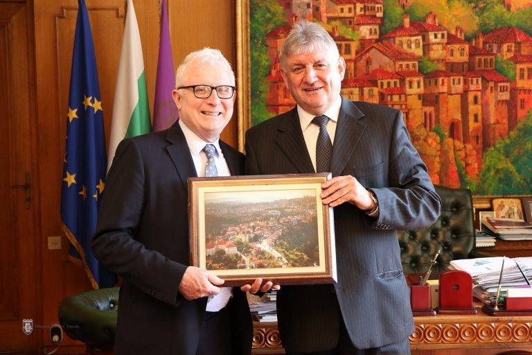 Пари и власт | Посланикът на Република Ирландия гостува във Велико Търново