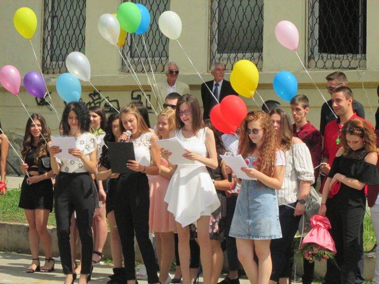 В ПГ по туризъм 89 абитуриенти изпратиха училищното знаме