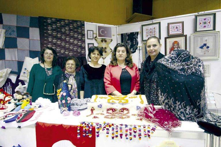 Общество | Туркини от Чаннъккале показаха  уникална бродерия от метални нишки