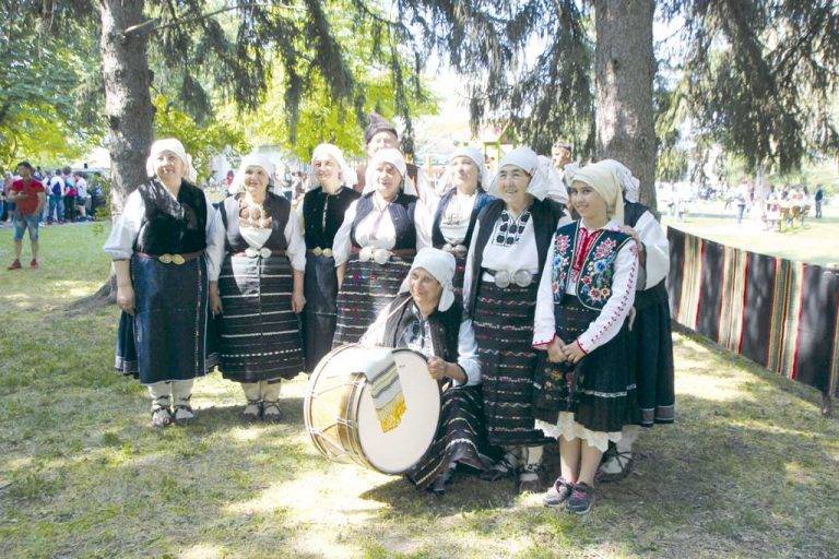 Култура | Гиздави певици от Горна Липница излизат  пред публика с носии отпреди 100 години