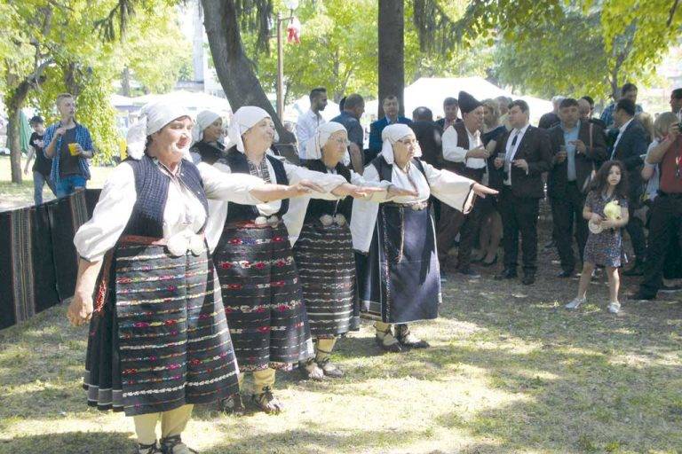 Гиздави певици от Горна Липница излизат пред публика с носии отпреди 100 години