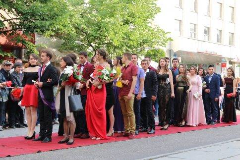 Горещи новини | 812 абитуриенти ще дефилират като звезди от Холивуд