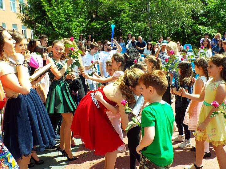 Общество | СУ „Георги Измирлиев” изпрати 43 абитуриенти