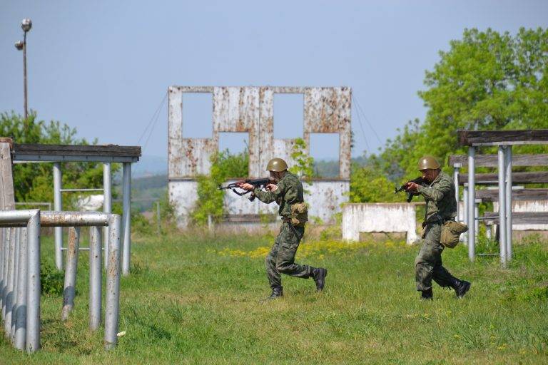 Шест жени и седем мъже служат доброволно  в казармата, усвояват военни умения в НВУ