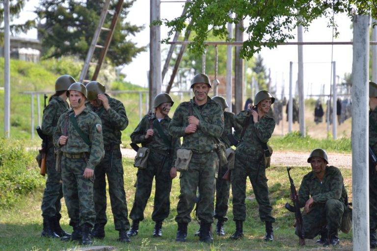 Шест жени и седем мъже служат доброволно  в казармата, усвояват военни умения в НВУ