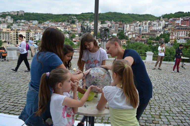 Култура | Десетки деца научиха как се прави пинята