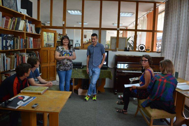 Култура | Грамофонни плочи, албуми и партитури показва отдел „Изкуство“ на РБ „П.Р.Славейков“ в рамките на Mes Hispanico