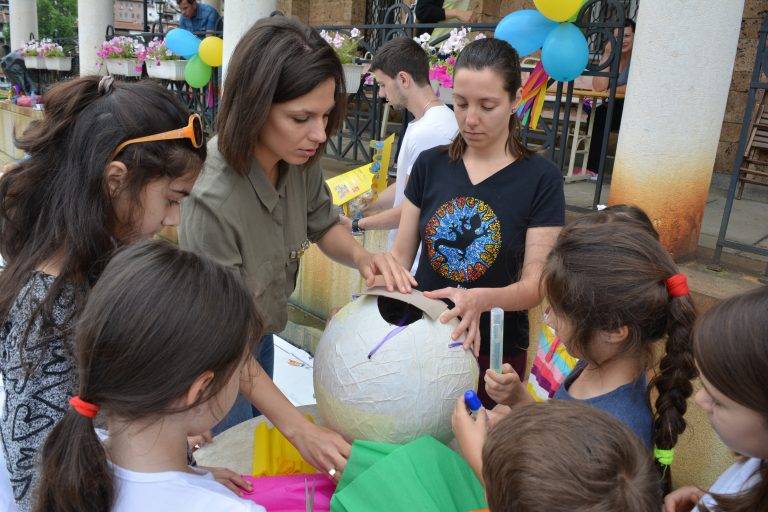 Десетки деца научиха как се прави пинята