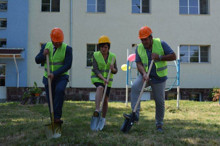 Павликени | По проект за 113 277 лв. изграждат 3 детски площадки в Павликени