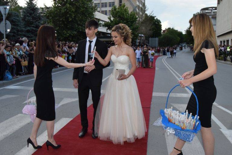 304 абитуриенти дефилираха на червения килим в Г. Оряховица