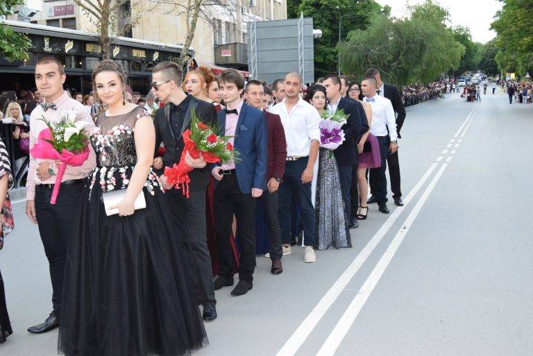 304 абитуриенти дефилираха на червения килим в Г. Оряховица