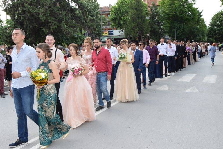 304 абитуриенти дефилираха на червения килим в Г. Оряховица