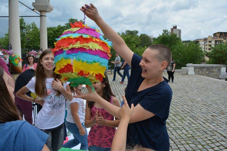 Десетки деца научиха как се прави пинята
