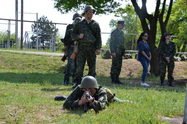 Шест жени и седем мъже служат доброволно  в казармата, усвояват военни умения в НВУ