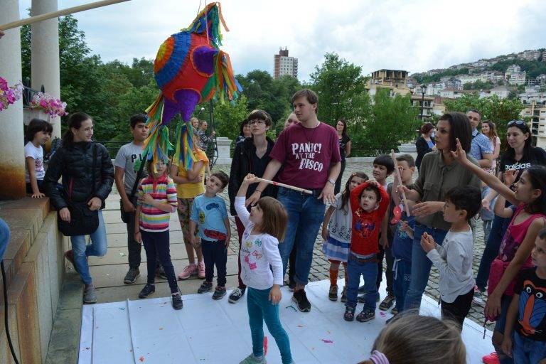 Десетки деца научиха как се прави пинята