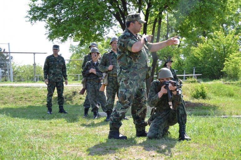 Шест жени и седем мъже служат доброволно  в казармата, усвояват военни умения в НВУ