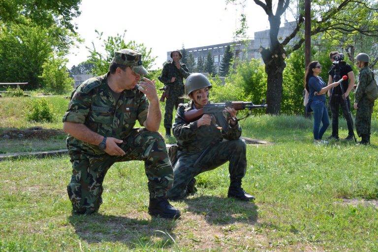 Горещи новини | Шест жени и седем мъже служат доброволно  в казармата, усвояват военни умения в НВУ