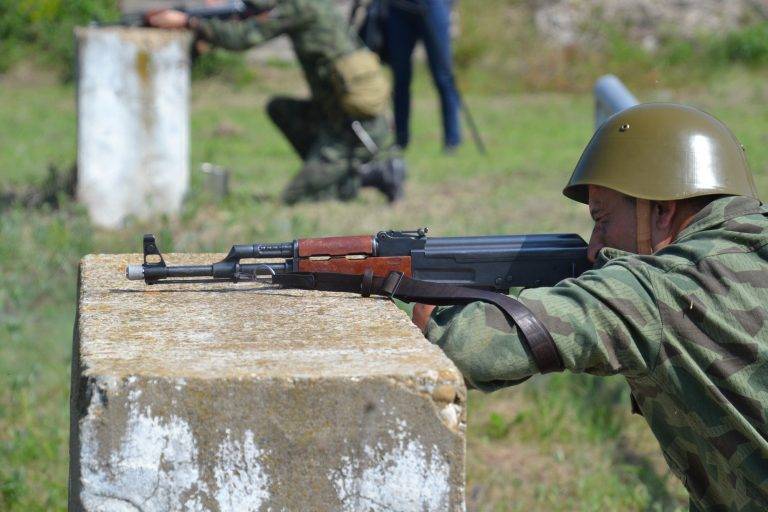 Шест жени и седем мъже служат доброволно  в казармата, усвояват военни умения в НВУ