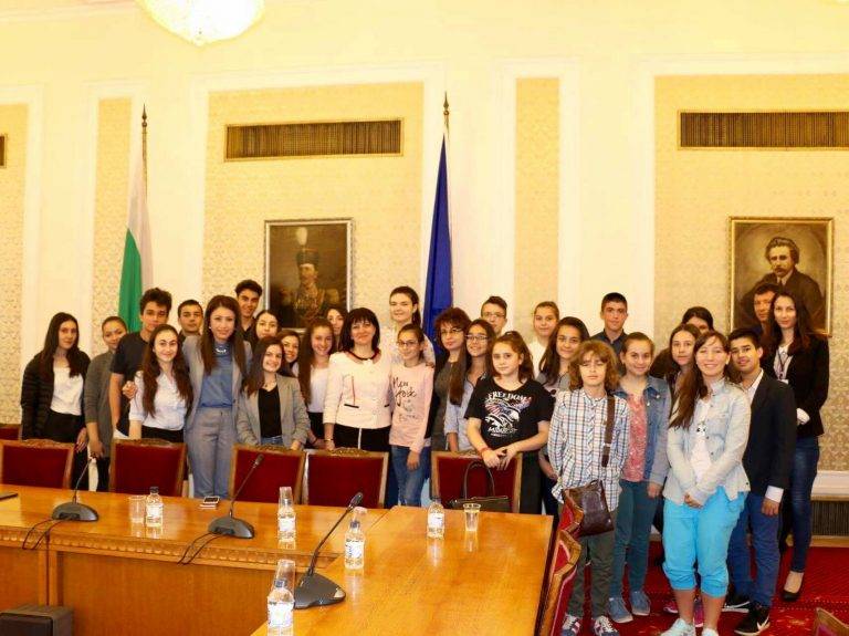 Ученическият съвет към свищовското СУ „Димитър Благоев“ посети парламента по покана на Станислава Стоянова