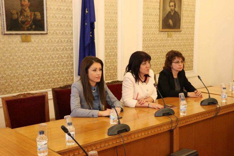 Ученическият съвет към свищовското СУ „Димитър Благоев“ посети парламента по покана на Станислава Стоянова