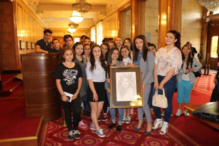 Ученическият съвет към свищовското СУ „Димитър Благоев“ посети парламента по покана на Станислава Стоянова