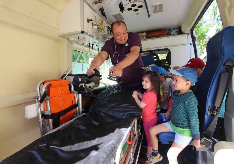 Малчугани от ДГ “Ален мак”   станаха спешни медици за един ден