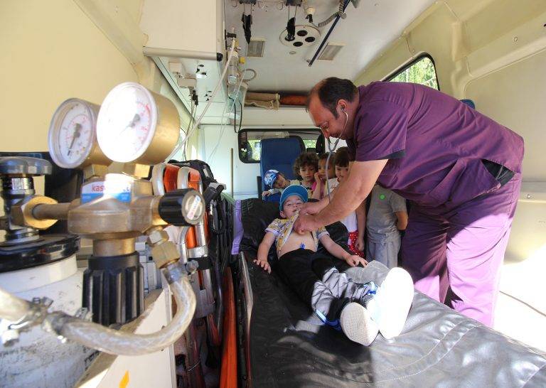 Малчугани от ДГ “Ален мак”   станаха спешни медици за един ден