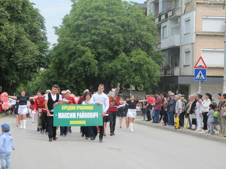В Деня на духовността Лясковец празнува с шествие и концерт, на следващия ден дефилират абитуриентите