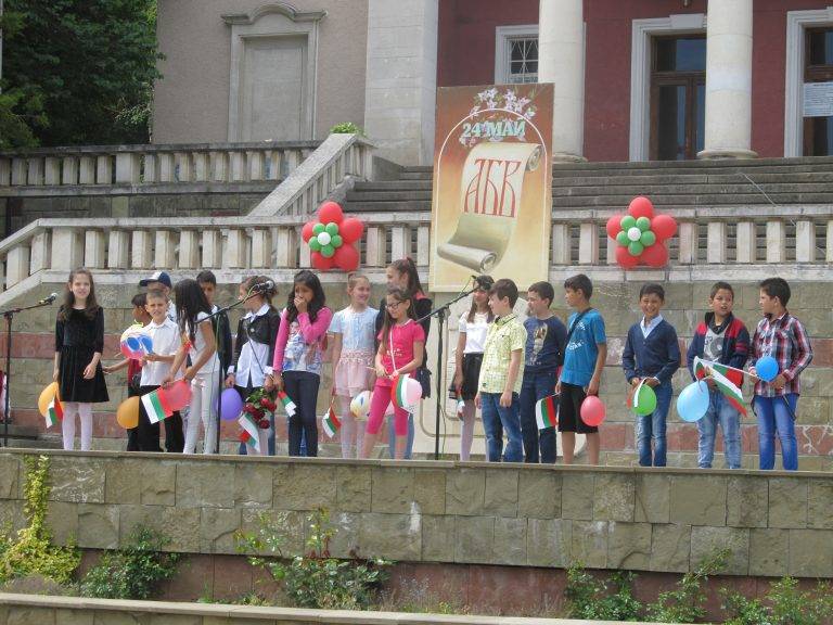 В Деня на духовността Лясковец празнува с шествие и концерт, на следващия ден дефилират абитуриентите