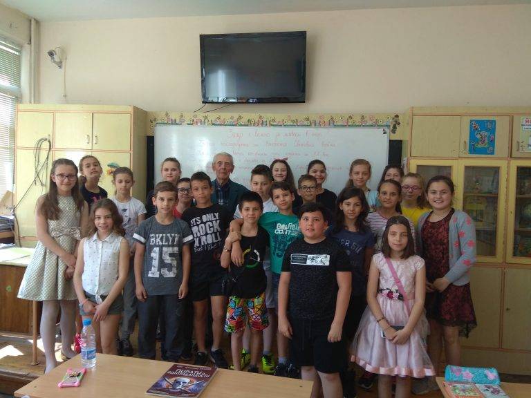 Ветеран от Втората световна война гостува в ОУ “Св. Патриарх Евтимий”