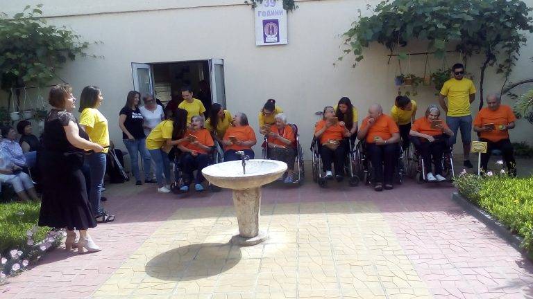 Общество | Баби и дядовци в инвалидни колички танцуваха и пяха “Моя страна, моя България”