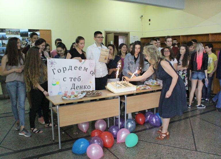 Култура | С огромна торта в ПМГ посрещнаха сребърния  медалист от Менделеевата олимпиада