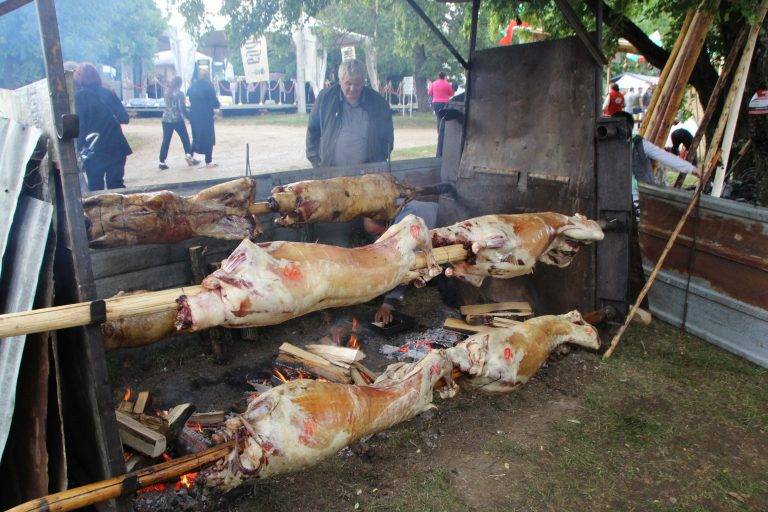 Горещи новини | Гайди, чевермета, скари и над 150 000 гости на Събора на овцевъдите край Лясковец