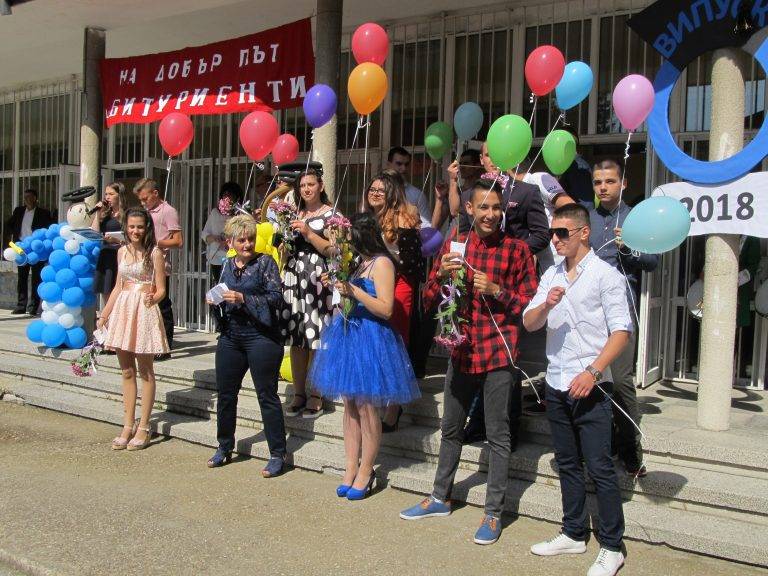 Последен звънец удари за лясковските зрелостници