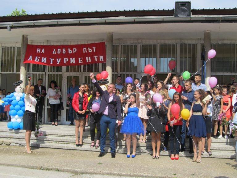 Горещи новини | Последен звънец удари за лясковските зрелостници