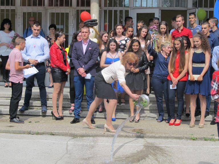 Последен звънец удари за лясковските зрелостници