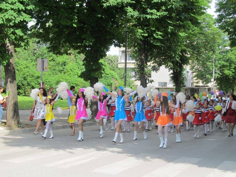 Лясковец почете Солунските братя с шествие и концерт