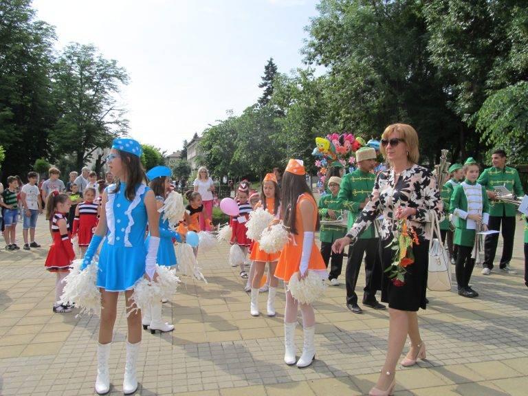 Лясковец почете Солунските братя с шествие и концерт